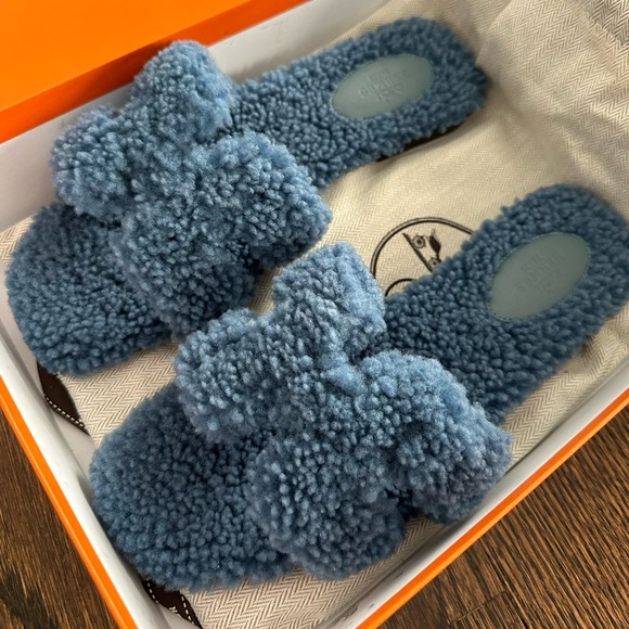 BNIB Hermès Oran Shearling Slides - women's bleu (blue) 38.5 - Picture 2 of 4